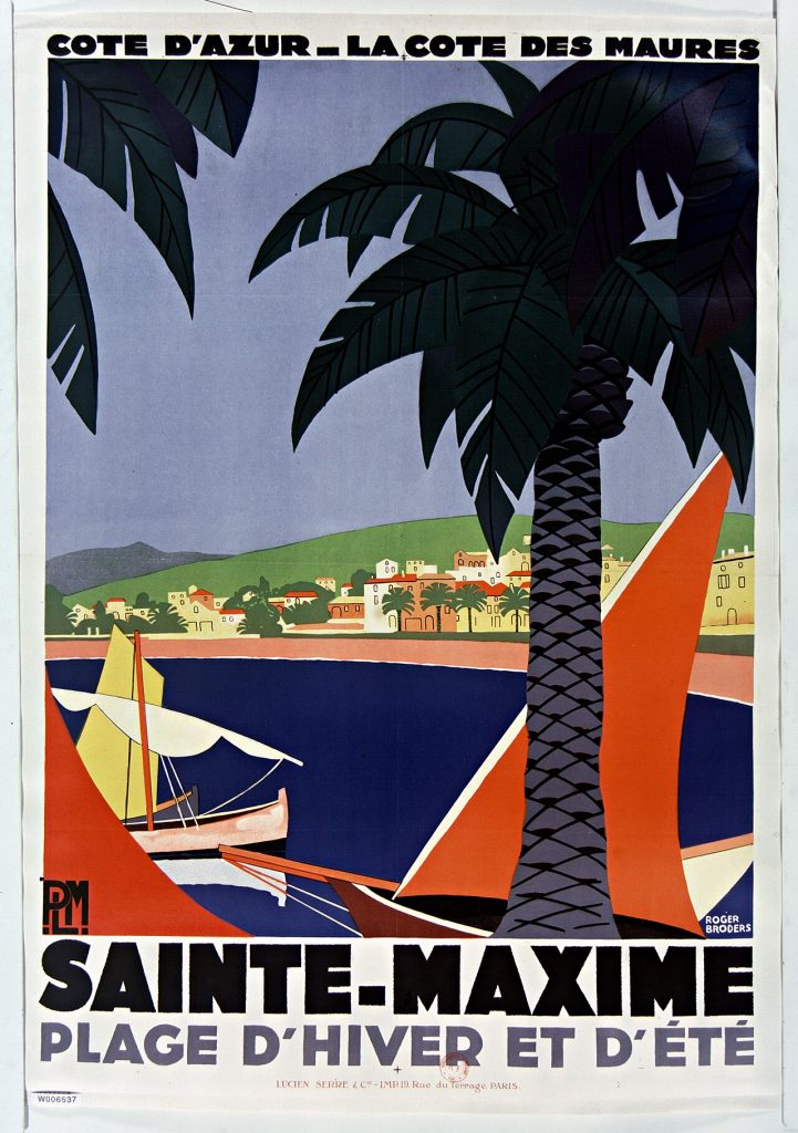 Affiche PLM de Roger Broders pour Sainte-Maxime, avec un palmier, des voiles rouges et la baie en arrière-plan