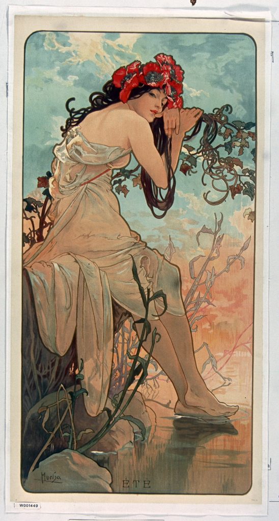 L'Été d'Alphonse Mucha : une jeune femme couronnée de coquelicots, assise au bord de l'eau, les pieds dans l'eau, devant un ciel d'été