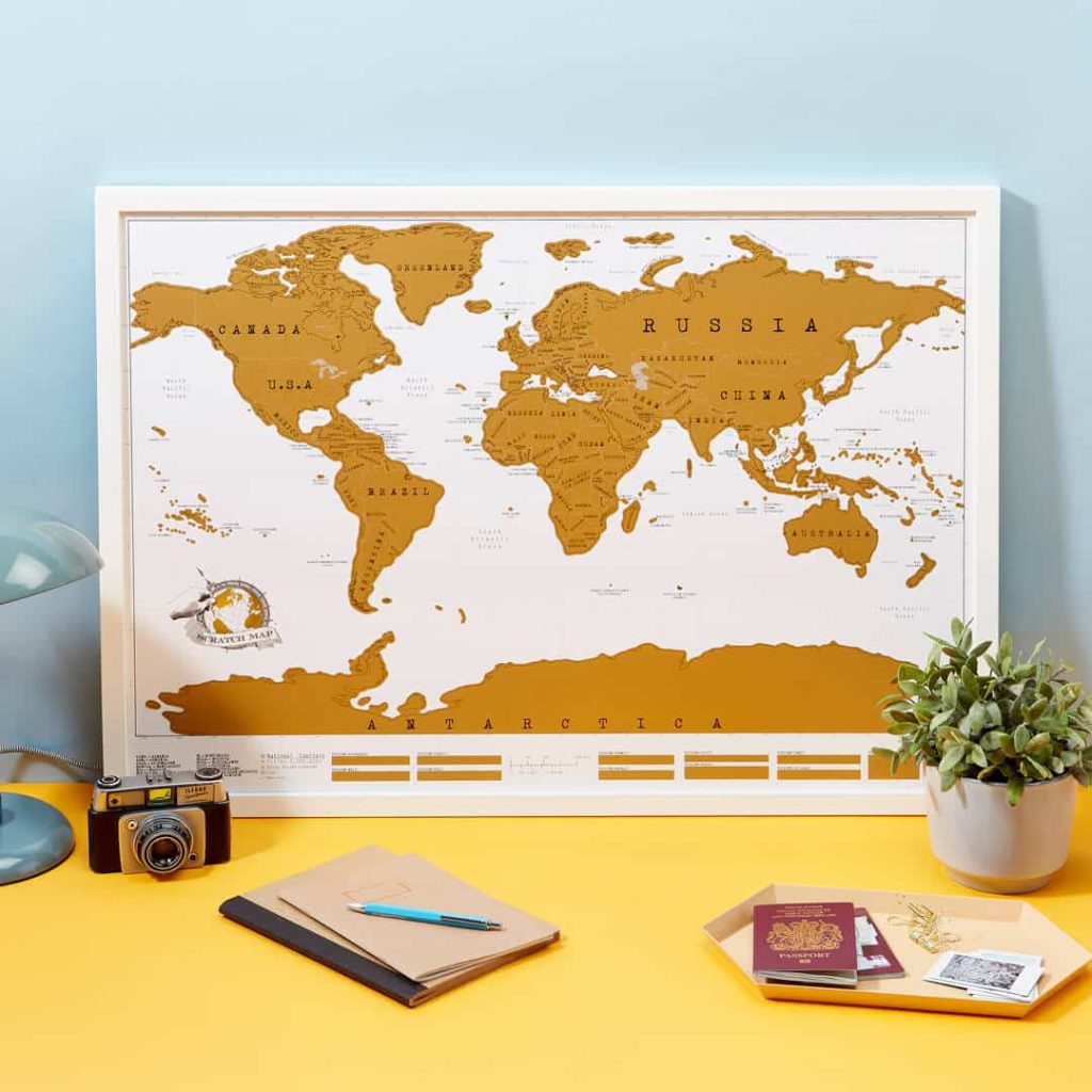 Carte du monde à gratter Scratch Map encadrée au-dessus d'un bureau