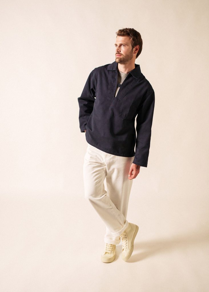 Vareuse marine Saint James portée avec un pantalon clair