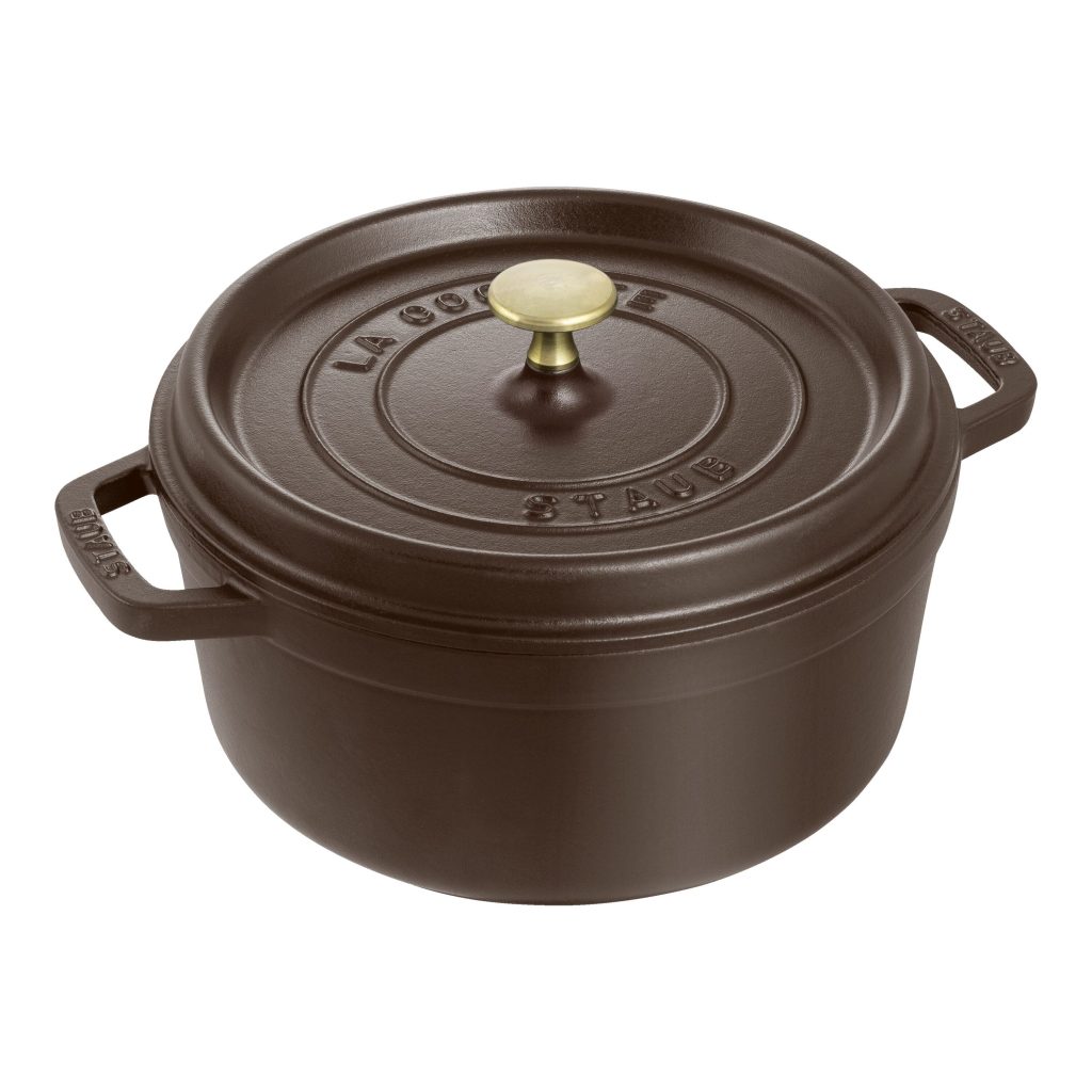 Cocotte ronde Staub en fonte émaillée couleur chocolat avec son bouton en laiton